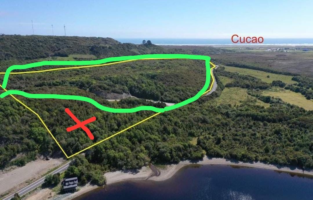 Vista aérea con delimitación del terreno, bosque nativo y acceso al Océano Pacífico