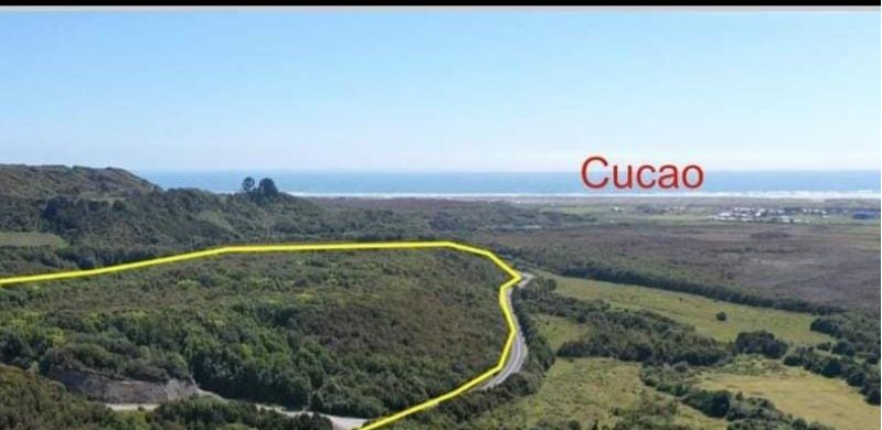 Vista aérea del Cerro Mirador con delimitación y pueblo de Cucao hacia el Pacífico