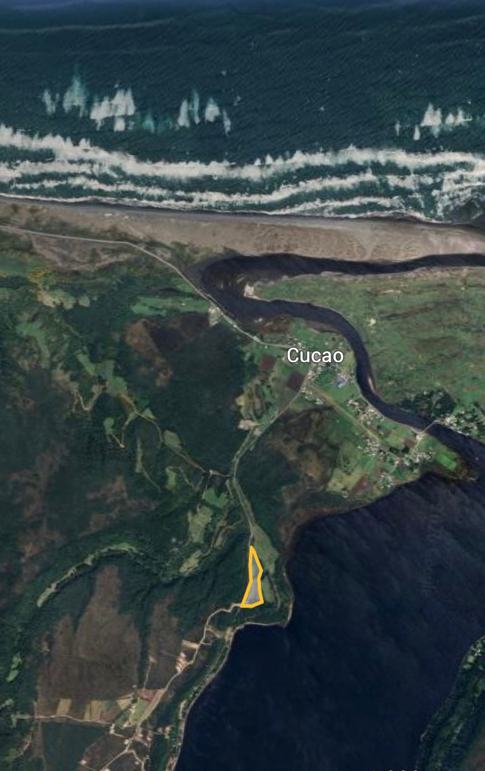 Vista aérea del plano de subdivisión de las 4 parcelas junto al Río Curavuelvo