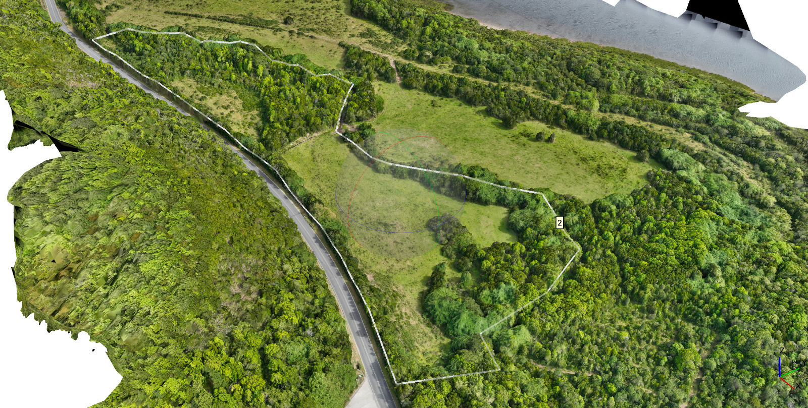 Vista aérea del terreno con bosque nativo y acceso a carretera