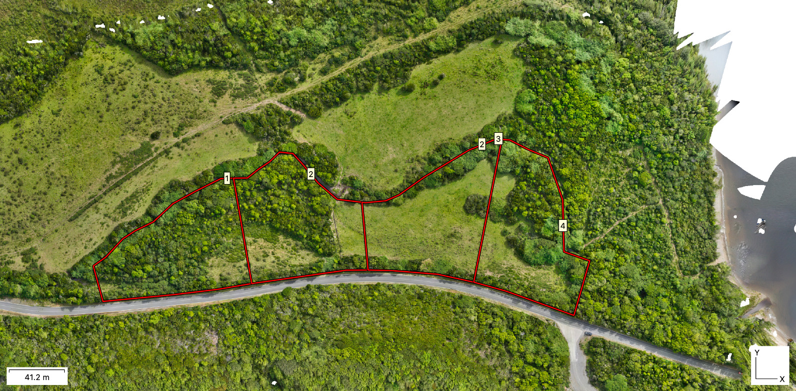 Vista aérea del sector Cucao con carretera y bosque nativo